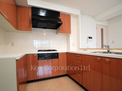 Kitchen ※Photo of the same layout on 11 floor. Decoration and fixture may differ.