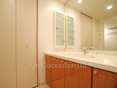 Powder Room ※Photo of the same layout on 11 floor. Decoration and fixture may differ.