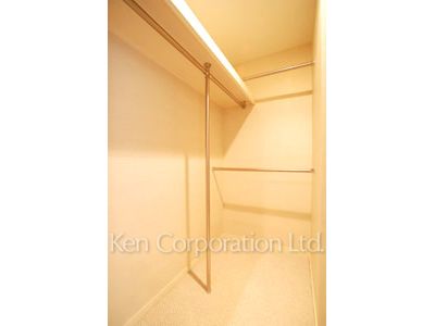 Walk-In Closet ※Photo of the same layout on 13 floor. Decoration and fixture may differ.