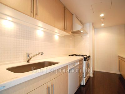Kitchen ※Photo of the same layout on 13 floor. Decoration and fixture may differ.