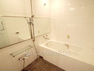 Bath ※Photo of the same layout on 13 floor. Decoration and fixture may differ.