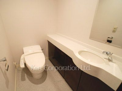 Lavatory ※Photo of the same layout on 13 floor. Decoration and fixture may differ.