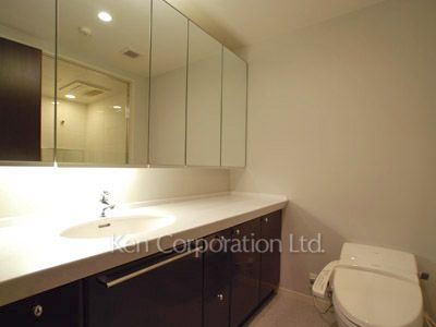 Powder Room ※Photo of the same layout on 16 floor. Decoration and fixture may differ.