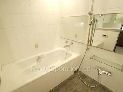 Bath ※Photo of the same layout on 16 floor. Decoration and fixture may differ.
