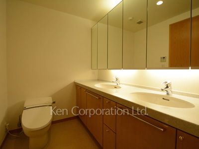 Powder Room ※Photo of the same layout on 23 floor. Decoration and fixture may differ.