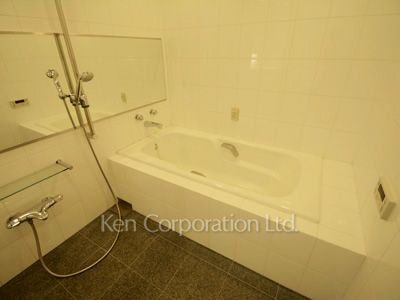 Bath ※Photo of the same layout on 23 floor. Decoration and fixture may differ.