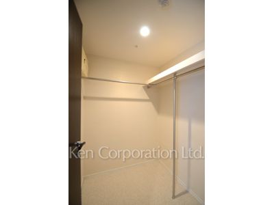 Walk-In Closet ※Photo of the same layout on 7 floor. Decoration and fixture may differ.