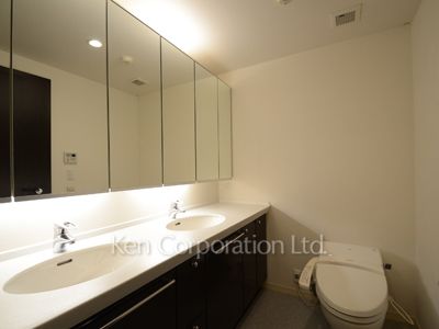 Powder Room ※Photo of the same layout on 7 floor. Decoration and fixture may differ.