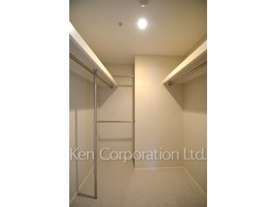 Walk-In Closet ※Photo of the same layout on 21 floor. Decoration and fixture may differ.
