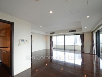 Living-Dining ※Photo of the same layout on 21 floor. Decoration and fixture may differ.