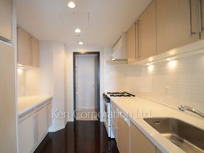 Kitchen ※Photo of the same layout on 21 floor. Decoration and fixture may differ.