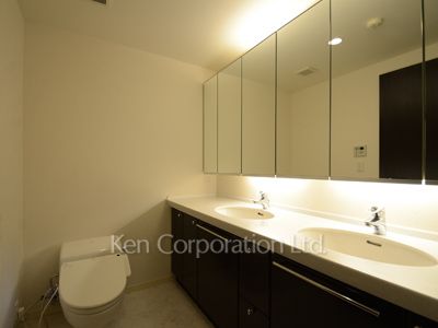 Powder Room ※Photo of the same layout on 21 floor. Decoration and fixture may differ.
