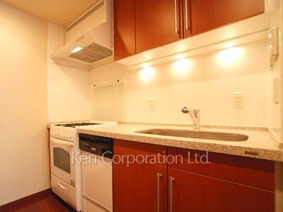 Kitchen ※Photo of the same layout on 17 floor. Decoration and fixture may differ.