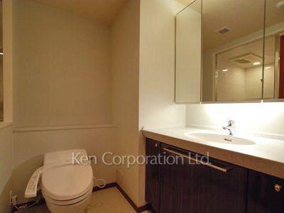 Powder Room ※Photo of the same layout on 17 floor. Decoration and fixture may differ.