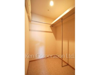 Walk-In Closet ※Photo of the same layout on 21 floor. Decoration and fixture may differ.