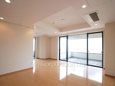 Living-Dining ※Photo of the same layout on 21 floor. Decoration and fixture may differ.