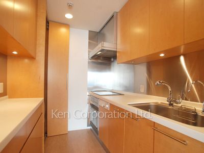Kitchen ※Photo of the same layout on 19 floor. Decoration and fixture may differ.