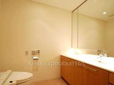 Powder Room ※Photo of the same layout on 19 floor. Decoration and fixture may differ.