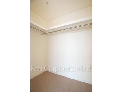 Walk-In Closet ※Photo of the same layout on 19 floor. Decoration and fixture may differ.