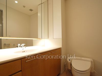 Powder Room ※Photo of the same layout on 20 floor. Decoration and fixture may differ.