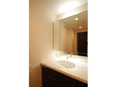 Powder Room ※Photo of the same layout on 12 floor. Decoration and fixture may differ.