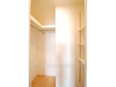 Walk-In Closet ※Photo of the same layout on 12 floor. Decoration and fixture may differ.