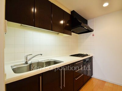Kitchen ※Photo of the same layout on 10 floor. Decoration and fixture may differ.