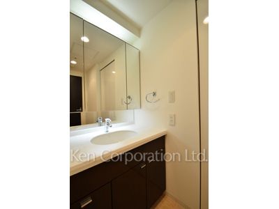 Powder Room ※Photo of the same layout on 10 floor. Decoration and fixture may differ.