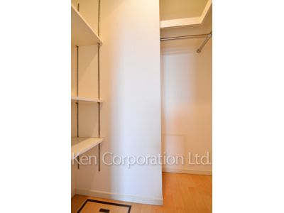 Closet ※Photo of the same layout on 10 floor. Decoration and fixture may differ.