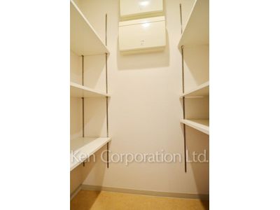 Closet ※Photo of the same layout on 10 floor. Decoration and fixture may differ.