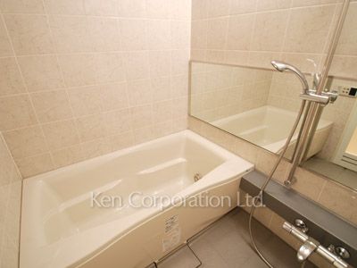 Bath ※Photo of the same layout on 9 floor. Decoration and fixture may differ.