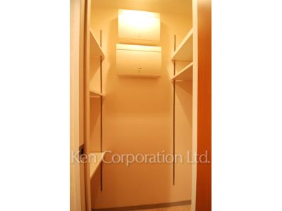 Closet ※Photo of the same layout on 9 floor. Decoration and fixture may differ.