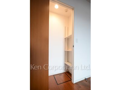Walk-In Closet ※Photo of the same layout on 9 floor. Decoration and fixture may differ.