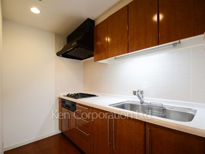 Kitchen ※Photo of the same layout on 9 floor. Decoration and fixture may differ.