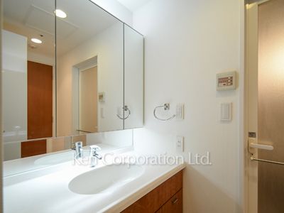 Powder Room ※Photo of the same layout on 9 floor. Decoration and fixture may differ.