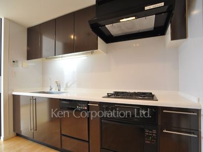 Kitchen ※Photo of the same layout on 17 floor. Decoration and fixture may differ.