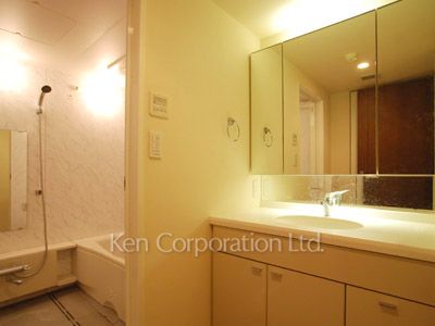 Powder Room ※Photo of the same layout on 3 floor. Decoration and fixture may differ.