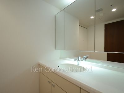 Powder Room ※Photo of the same layout on 12 floor. Decoration and fixture may differ.