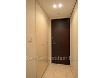 Entrance ※Photo of the same layout on 12 floor. Decoration and fixture may differ.