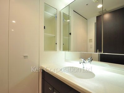 Powder Room ※Photo of the same layout on 14 floor. Decoration and fixture may differ.