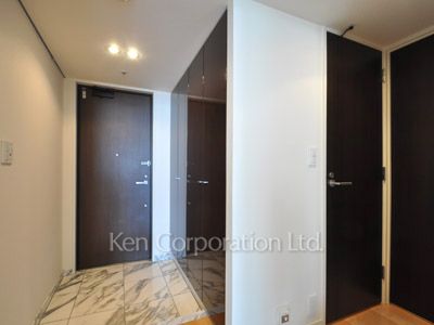 Entrance ※Photo of the same layout on 14 floor. Decoration and fixture may differ.