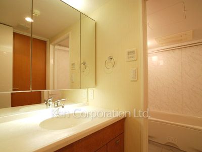 Powder Room ※Photo of the same layout on 4 floor. Decoration and fixture may differ.