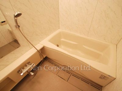 Bath ※Photo of the same layout on 4 floor. Decoration and fixture may differ.