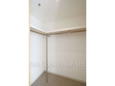 Walk-In Closet ※Photo of the same layout on 35 floor. Decoration and fixture may differ.
