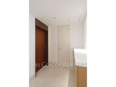 Entrance ※Photo of the same layout on 35 floor. Decoration and fixture may differ.