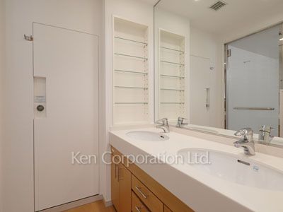 Powder Room ※Photo of the same layout on 35 floor. Decoration and fixture may differ.