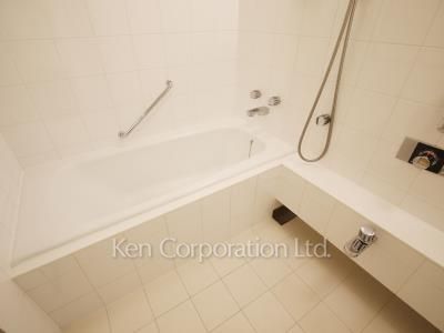 Bath ※Photo of the same layout on 33 floor. Decoration and fixture may differ.
