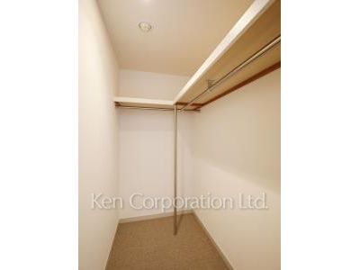 Walk-In Closet ※Photo of the same layout on 33 floor. Decoration and fixture may differ.