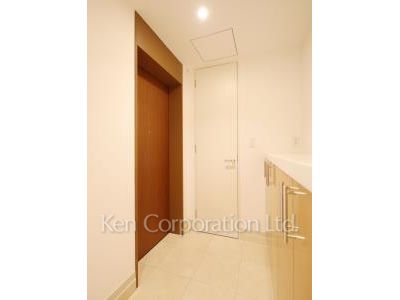 Entrance ※Photo of the same layout on 33 floor. Decoration and fixture may differ.