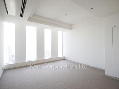 Master Bedroom ※Photo of the same layout on 33 floor. Decoration and fixture may differ.